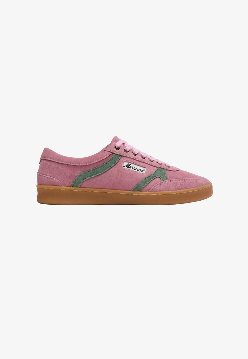 Baskets en daim rose avec des touches vertes, une étiquette blanche « "Morrison" » et une semelle en caoutchouc beige, présentées de profil sur fond blanc.