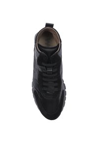 Zapatilla negra con parte superior de cuero texturizado, suela de goma y diseño de cordones. Cuenta con una lengüeta en la parte trasera y acentos lisos.