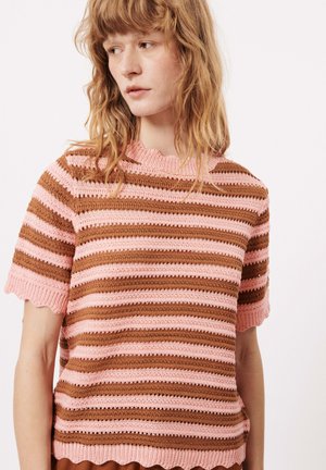 Pull en tricot à manches courtes avec des rayures horizontales roses et marron, doté d'un col festonné et d'un motif texturé. Matière douce.