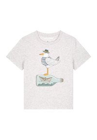 Grijze katoenen t-shirt met een grafisch ontwerp van een meeuw in een gestreept shirt en hoed, staande op een glazen fles met een papieren bootje erin.