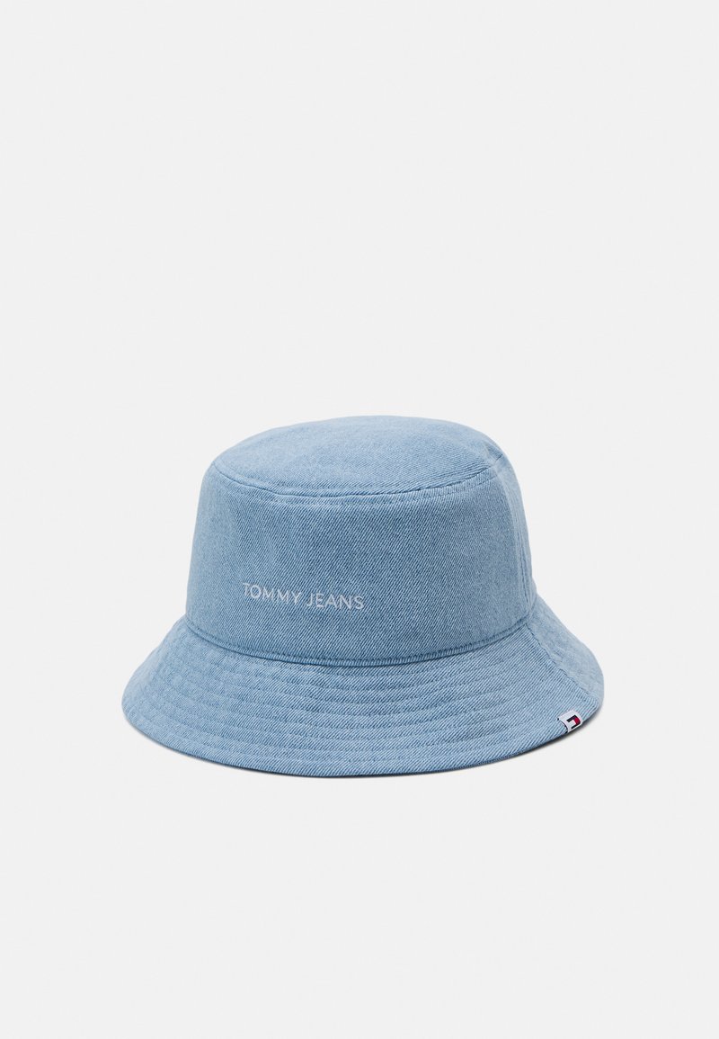 Chapeau bucket en denim bleu clair avec un logo "TOMMY JEANS" brodé, couronne arrondie et large bord descendant avec un accent de logo.