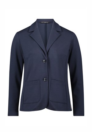 Granatowa marynarka o dopasowanym kroju, z dwiema przednimi kieszeniami, klapą w kształcie skosu oraz dwoma zapięciami na guziki. Wykonana z gładkiego, średniej grubości materiału.