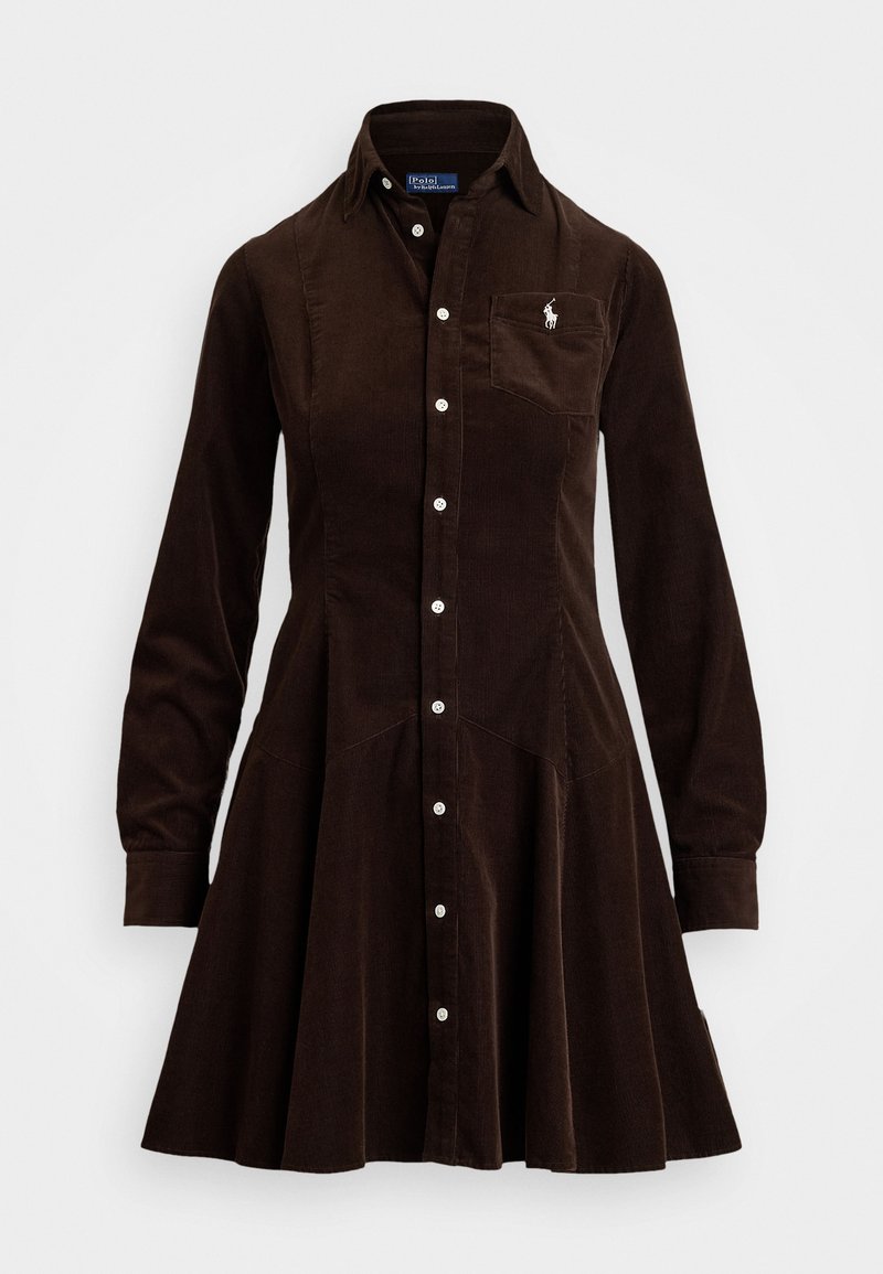 Robe chemise en velours côtelé marron avec des manches longues, un devant boutonné, un corsage ajusté, une jupe évasée, et un petit logo brodé sur la poche poitrine.