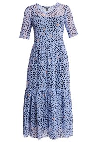 Modrá midi šaty vyrobené z průhledné látky, s tečkovaným vzorem v černé a oranžové, s vrstveným volánkovým lemem a krátkými rukávy.