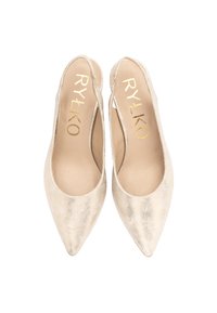 Des chaussures slingback à bout pointu en finition métallique dorée clair avec une texture lisse. Elles présentent des côtés découpés et une semelle intérieure de marque.