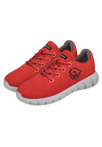 Chaussures de sport rouges avec un dessus en tissu texturé, semelle gris clair et logo noir. Présente des lacets standards et un design à bout rond.
