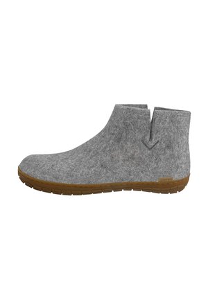 Grijze vilten enkellaars met bruine rubberen zool, treklus aan de voor- en zijkant en minimalistisch design.