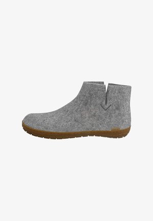 Grau gefilzte Knöchelboots mit brauner Gummisohle, Zuglasche vorne und seitlich sowie minimalistischem Design.