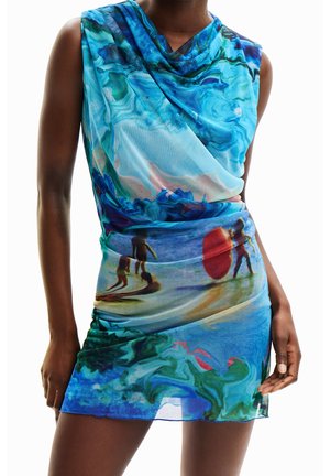 Ärmelloses blaues Kleid mit drapiertem Ausschnitt, mit einem Strandmotivdruck mit Menschen und einem roten Sonnenschirm.