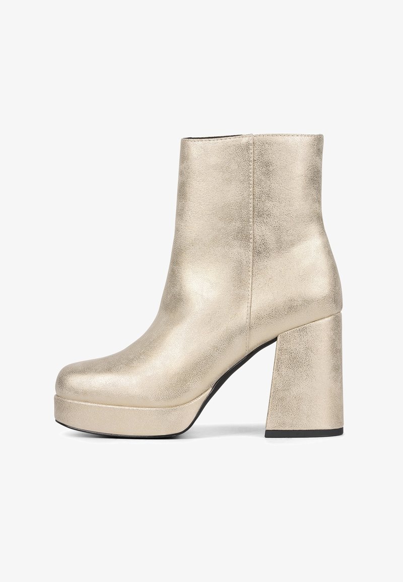 Stivale ankle dorato metallizzato con punta arrotondata, finitura texturizzata, tacco alto chunky e suola platform; design elegante con accenti minimi.