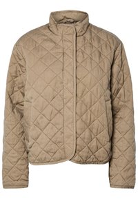 Casaco castanho acolchoado com gola alta, fecho frontal completo e bolsos laterais. Apresenta costuras em forma de diamante e uma textura suave.