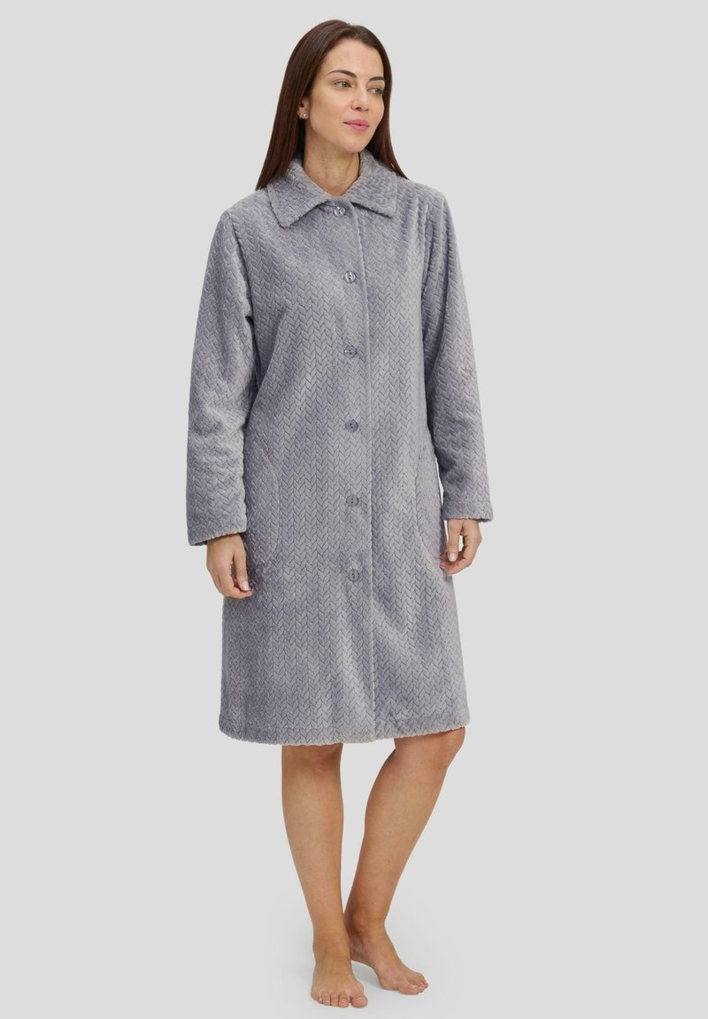 Bata de felpa gris con un patrón de espiga, mangas largas, cierre de botones en el frente y un gran cuello, que ofrece una textura suave y un ajuste relajado.