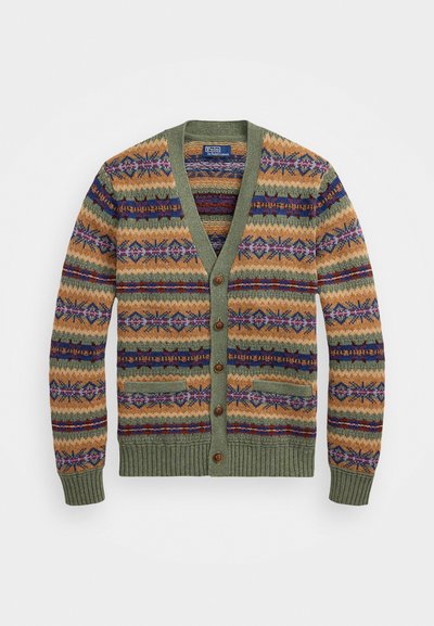 Πλεκτό πουλόβερ με πράσινο γιακά και μανίκια. Διαθέτει πολύχρωμο γεωμετρικό σχέδιο σε καμηλό, ναυτικό και κόκκινο. Εμπρός με τέσσερα κουμπιά, δύο τσέπες.