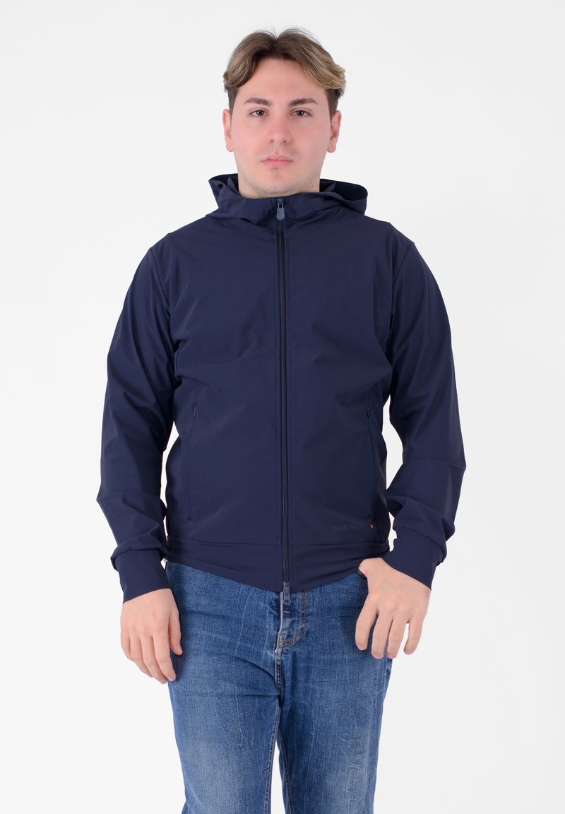 Giacca leggera blu navy con cappuccio, chiusura frontale con zip e tasche laterali. Presenta un tessuto morbido e polsini aderenti per un aspetto elegante.
