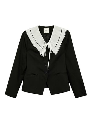 Blazer negro abotonado con mangas largas que presenta un gran cuello de encaje blanco atado con un lazo blanco en el centro frontal.