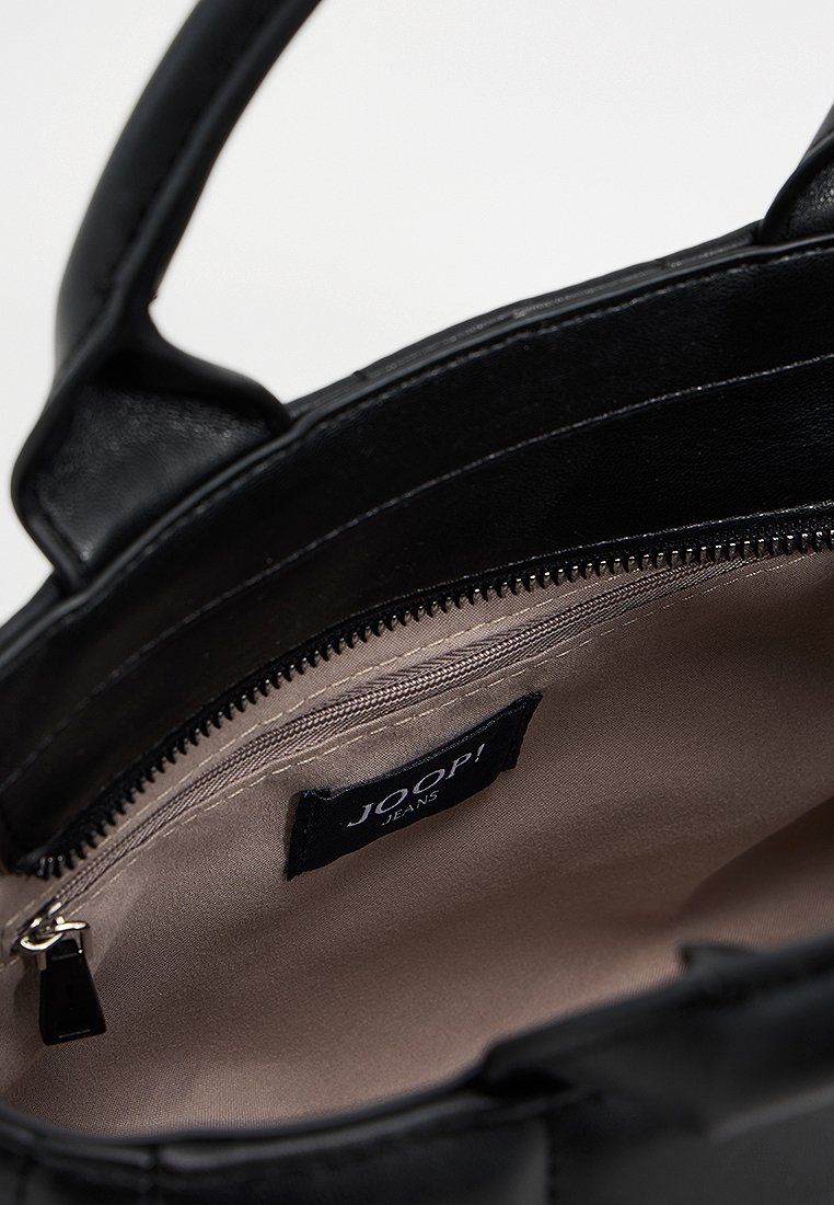Schwarze Ledertasche mit beigem Stofffutter, Reißverschlussfach und schwarzem "JOOP! JEANS"-Etikett, das innen genäht ist.