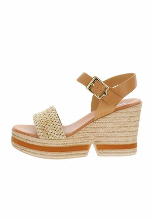 Sandalia de cuña en color tostado con tira trenzada en los dedos, correa ajustable en el tobillo con hebilla dorada y tacón de plataforma texturizado.