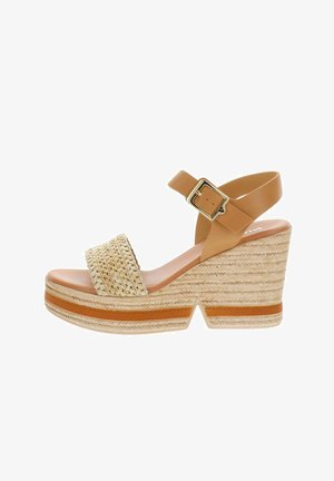 Sandalia de cuña en color tostado con tira trenzada en los dedos, correa ajustable en el tobillo con hebilla dorada y tacón de plataforma texturizado.