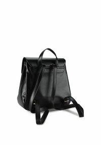 Zaino in pelle nera con design strutturato, manico superiore e spallacci regolabili. Dotato di chiusura a patta e hardware minimale.