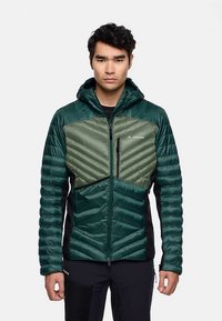 Grüne isolierte Jacke mit strukturiertem, gestepptem Design. Verfügt über eine Kapuze, einen Reißverschluss vorne und kontrastierende Materialien auf den Schultern.