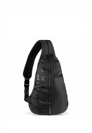 Zwarte druppelvormige slingbag met centrale rits en verstelbare schouderriem, met subtiele verticale branding aan de voorkant.