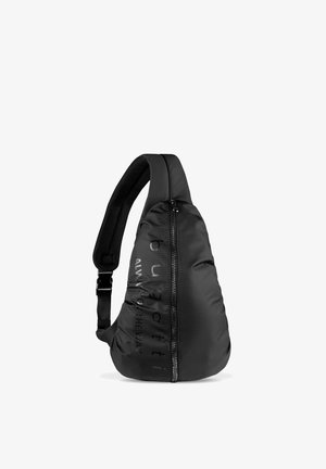 Zwarte druppelvormige slingbag met centrale rits en verstelbare schouderriem, met subtiele verticale branding aan de voorkant.