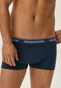 Granatowe bokserki wykonane z miękkiej tkaniny, z wygodnym elastycznym pasem z białym logo "HENDERSON".
