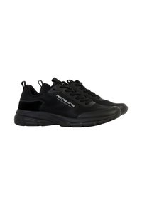 Baskets de sport noires avec un dessus texturé, dotées d'une semelle coussinée, d'un design à lacets et d'une marque sur le côté.