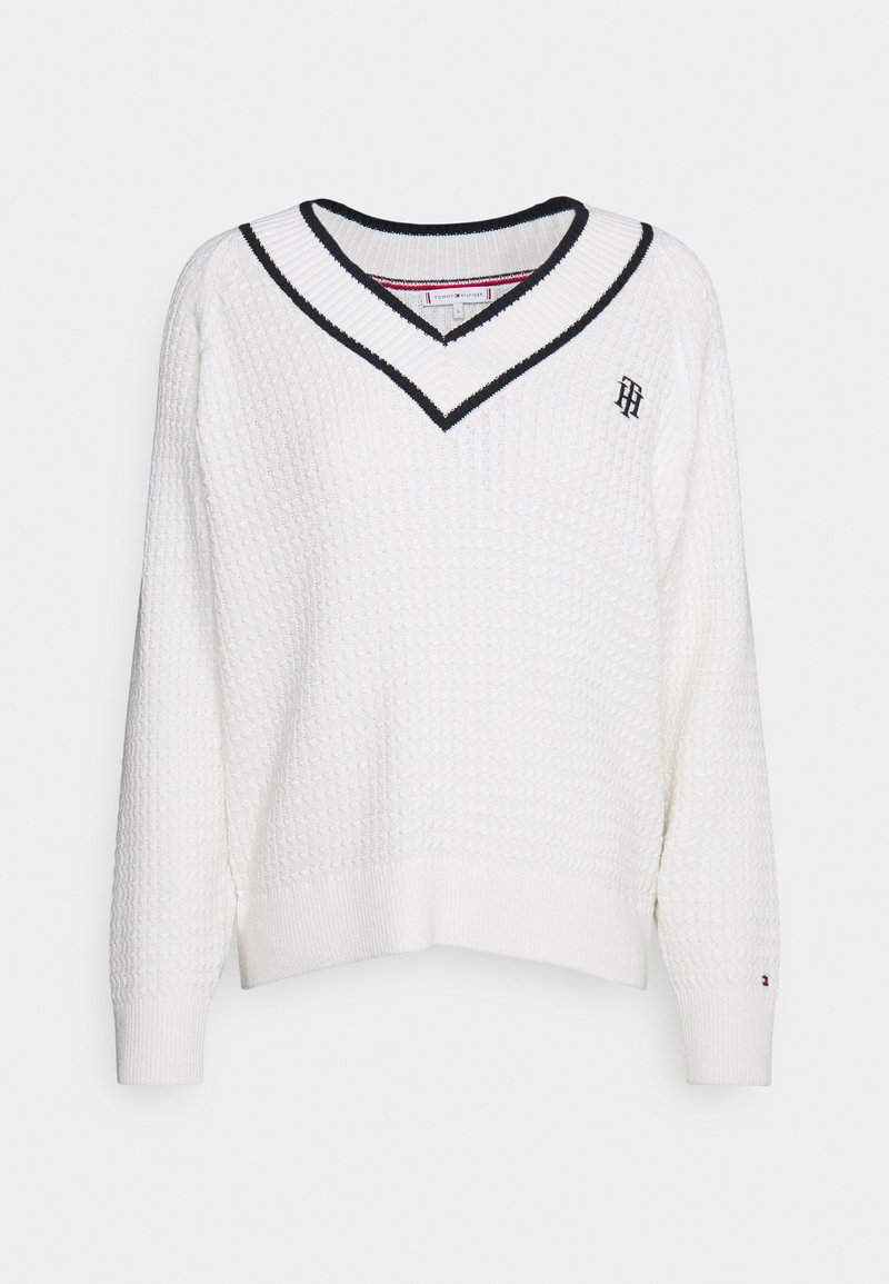 Hvid strikket sweater med V-hals, der har en ribbet krave i marineblå og hvid strib. Inkluderer et lille broderet logo på brystet.