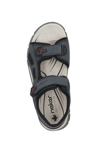 Mörkblå sandal med justerbara remmar, texturerad ovandel och vadderad sula. Har en formad design och ventilationshål för andningsförmåga.