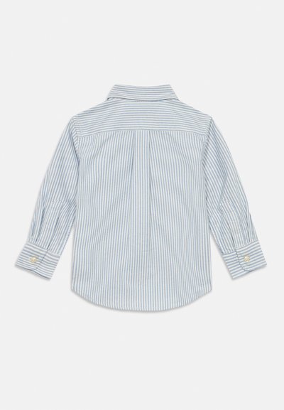 Πίσω όψη ενός πουκαμίσου με μακριά μανίκια, σε ανοιχτό γαλάζιο και λευκές κάθετες ρίγες, με γιακά και μανίκια με κουμπιά.