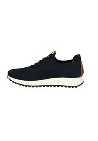 Sneaker in maglia blu navy con una suola bianca a metà, dettaglio del tallone marrone, tomaia testurizzata e suola in gomma nera. Presenta lacci piatti.