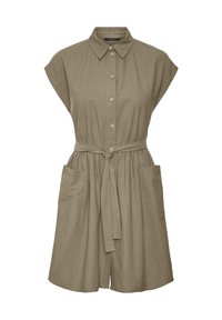 Abito camicia color khaki in tessuto traspirante, dotato di maniche corte con risvolti, chiusura frontale con bottoni, vita regolabile con cintura e due tasche anteriori.