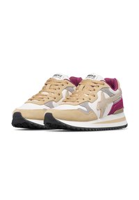 Un paio di sneaker beige, bianche, grigie e magenta con suole spesse, lacci beige e dettagli laterali a forma di stella su uno sfondo bianco.