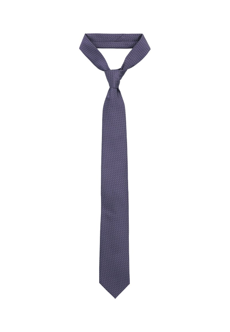 Fioletowy krawat z subtelnym geometrycznym wzorem, wykonany z gładkiego materiału, o wąskim kształcie i spiczastym końcu, zawiązany na górze.