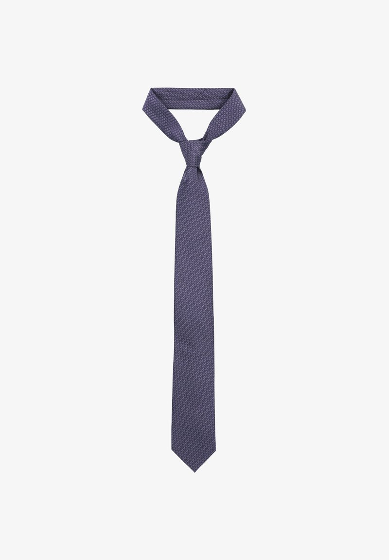 Fioletowy krawat z subtelnym geometrycznym wzorem, wykonany z gładkiego materiału, o wąskim kształcie i spiczastym końcu, zawiązany na górze.