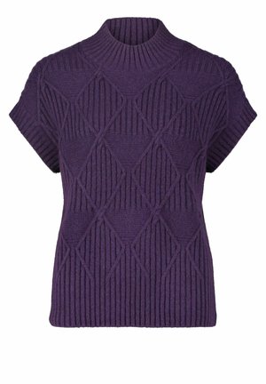 Fioletowy sweter z krótkim rękawem, wykonany na drutach, z prążkowaną fakturą i geometrycznym wzorem diamentu. Wysoki kołnierz.