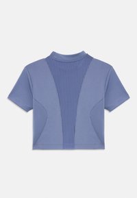 Kortsleeve, cropped t-skjorte i lys blå. Har en ribbestrikket panel på baksiden og glatt stoff, med formerende sømmer for fasong.