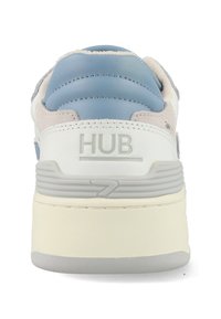 Witte en lichtblauwe leren sneaker met grijze accenten, gevoerde hiel en getextureerde buitenzool. "HUB" logo prominent weergegeven aan de achterkant.