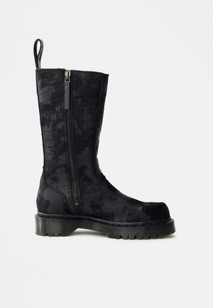 Pořadí 7: Dr. Martens - REJENA HIGH - Vysoká obuv