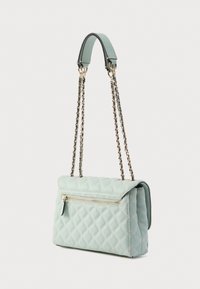 Geantă de mână verde mentă cu design matlasat, clapetă pliabilă, fermoar argintiu și bretele duble din lanț, având un finisaj texturat și formă dreptunghiulară.