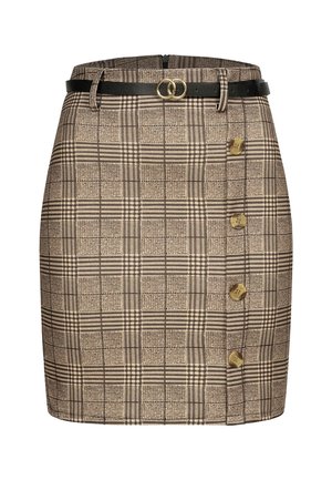 Magas derekú bézs és barna kockás ceruzaszoknya négy oldalsó gombbal és vékony fekete övvel, arany dupla gyűrűs csattal.