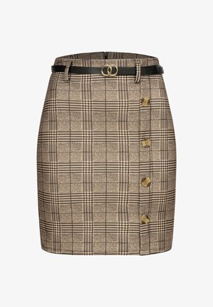 Magas derekú bézs és barna kockás ceruzaszoknya négy oldalsó gombbal és vékony fekete övvel, arany dupla gyűrűs csattal.
