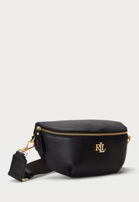 Μαύρη δερμάτινη τσάντα μέσης με στρογγυλό σχήμα, χρυσό φερμουάρ και λεπτομέρεια λογοτύπου. Διαθέτει αποσπώμενο λουρί και λεία υφή.