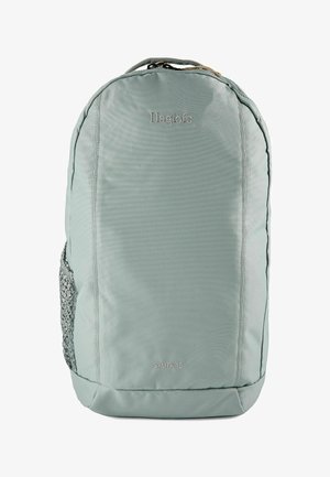 Hellgrauer Haglöfs Skuta 15 Rucksack mit abgerundetem Deckel, einem Hauptfach und einer seitlichen Netz-Tasche.