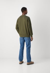 INDICODE JEANS Ikdienas džemperis - olive