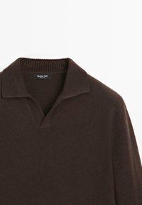 Maglione a maglia marrone scuro con colletto aperto a coste e etichetta Massimo Dutti all'interno del colletto.