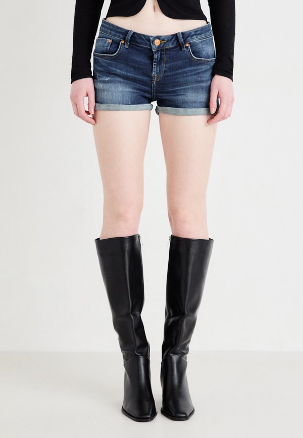 Katta kokrakli yosh ayollar ishtirokidagi porno Moskvada seks partiyalari