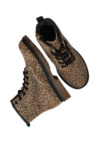 Leopardprint enkellaarsjes van gestructureerd materiaal, met zwarte veters, een stevige zool en een lus aan de achterkant voor gemakkelijk aan- en uittrekken.