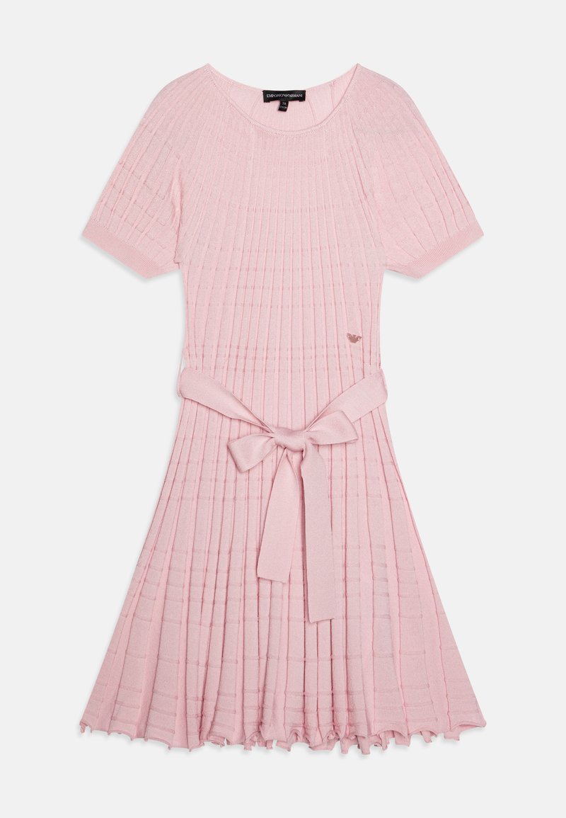 Abito rosa lavorato a maglia con texture a coste, maniche corte e una cintura legata in vita. La gonna si allarga con un leggero orlo arricciato.